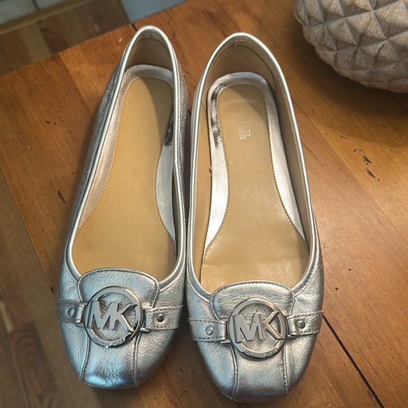 Michael Kors Silver Fulton Flat - Picture 6 of 6